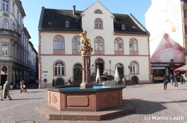 Schlossplatz mit Brunnen
